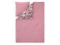 Parure de lit rose avec motif floral sur l'oreiller et la housse de couette pliée.