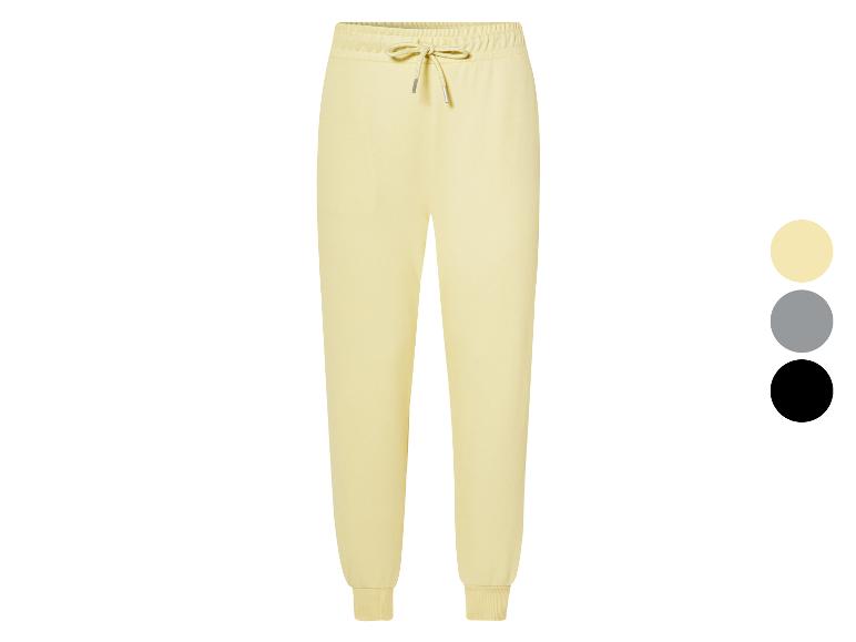 Jogging ample jaune pâle, aussi disponible en gris et noir.