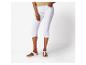 Modèle de pantalons cropped blancs et sandales Birkenstock.