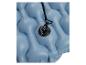 Matelas de camping gonflable bleu avec attache.