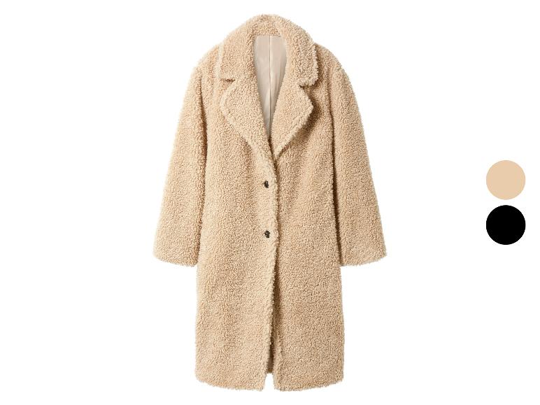 Long manteau teddy beige avec boutons noirs et options de couleur beige et noir.
