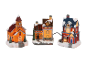 Ensemble de trois maisons et église de Noël illuminées avec neige, guirlandes et un magasin de jouets.