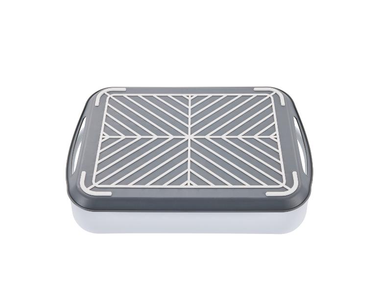 Plat à cuisson rectangulaire gris avec grille intégrée.