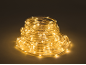 Guirlande lumineuse LED enroulée, émettant une lumière chaude et dorée.