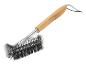 Brosse de barbecue avec manche en bois et poils métalliques pour nettoyer les grilles.