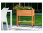 Une jardinière en bois avec une étagère sur une terrasse.