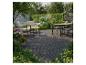 Terrasse extérieure avec mobilier de jardin, comprenant un canapé, une table basse et un ensemble de salle à manger.