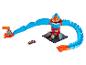 Piste Hot Wheels avec une tour de monstre bleue, un départ orange et une voiture rouge.