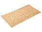 Un tapis en jute tissé.