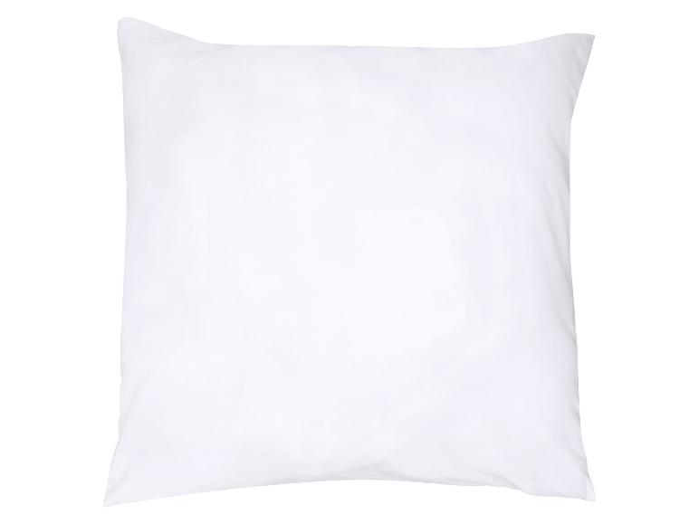 Oreiller blanc uni sur fond blanc.