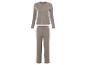 Un ensemble beige avec un haut à manches longues et un pantalon.