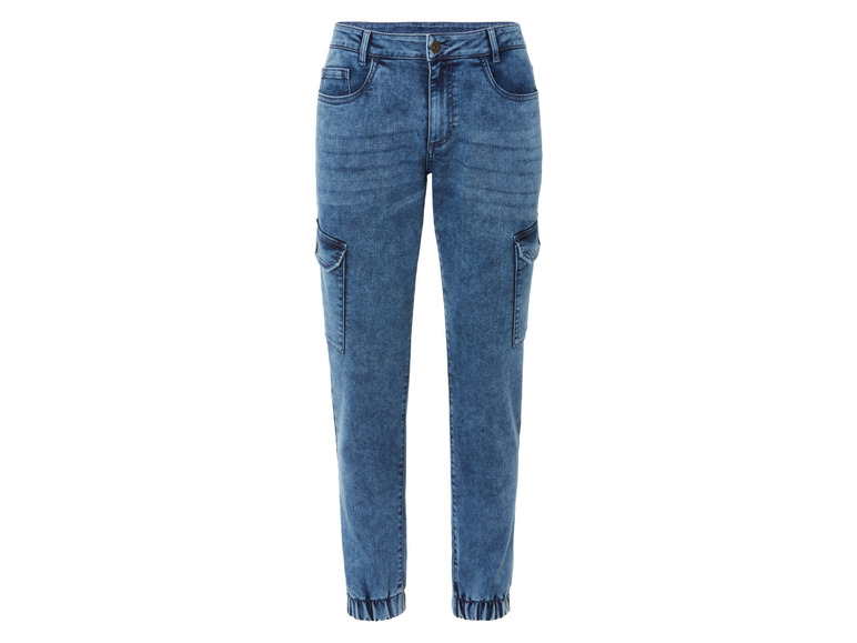 Un jean bleu avec des poches cargo.