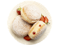 Beignets au sucre glace, garniture à la fraise et fraises fraîches sur une assiette.