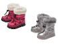 Deux paires de bottes d'hiver pour enfants: roses et argentées, avec des bords moelleux.