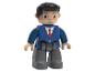Une figurine LEGO d'un homme en costume bleu avec une cravate.