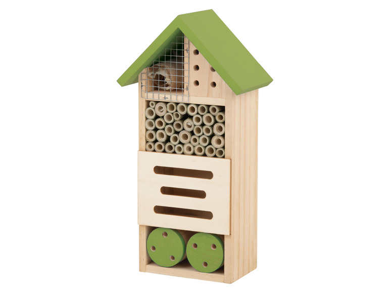 Un hôtel à insectes en bois avec des tubes en bambou et un toit vert.