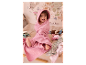 Serviette de bain rose à capuche pour bébé sur une table à langer.