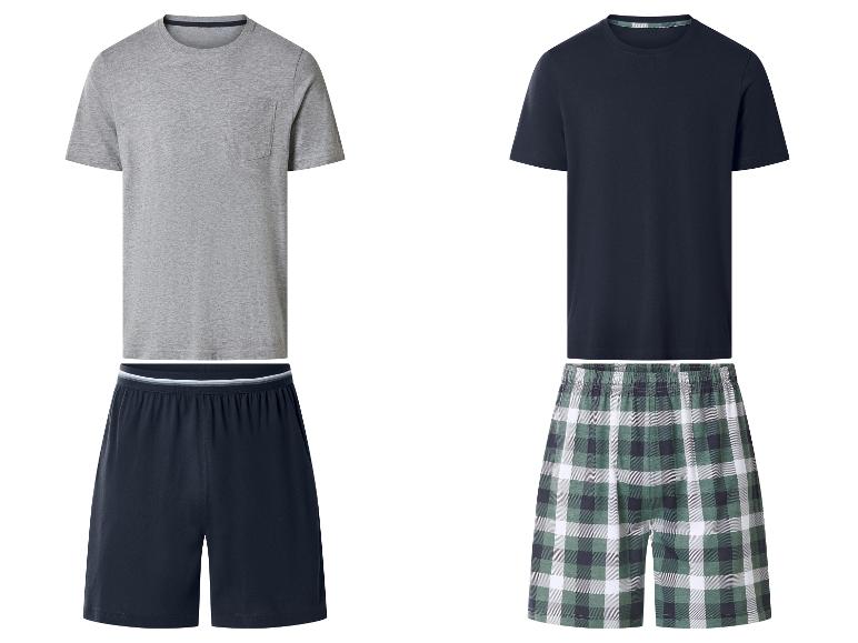 Deux ensembles de pyjama pour hommes: un gris et bleu, l'autre bleu et à carreaux verts.