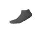 Une chaussette de cheville gris foncé sur fond blanc.