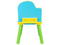 Une chaise d'enfant bleue et jaune avec des pieds verts.
