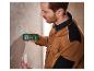 Un homme utilise un multi-senseur Parkside pour scanner un mur.