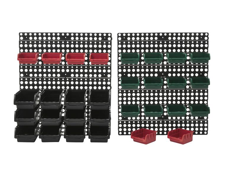 Des bacs de rangement noirs, verts et rouges sur un panneau mural noir à trous.