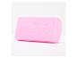 Éponge de nettoyage rectangulaire rose avec logo en relief.