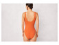 Une femme portant un maillot de bain orange.