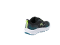 Chaussures de sport noires avec détails vert lime et semelle blanche et bleue.