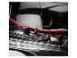 Un câble de batterie rouge dans le compartiment moteur d'une voiture.