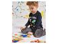 Un enfant joue avec des jouets en bois de formes géométriques.
