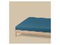 Drap-housse bleu sur un lit en bois