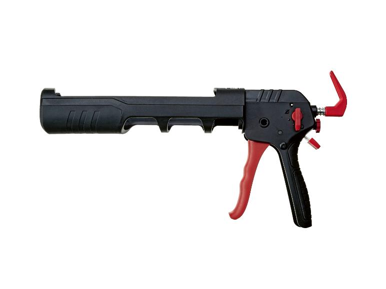 Pistolet à calfeutrer noir et rouge sur fond blanc