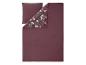 Parure de lit bordeaux avec motif floral.