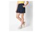 Shorts foncés et baskets beiges pour femme.