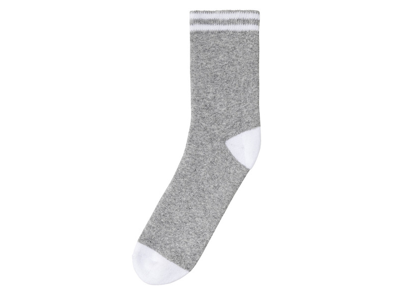 Une chaussette grise avec des détails blancs.