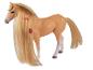 Un jouet cheval avec une crinière et une queue longues et blondes.