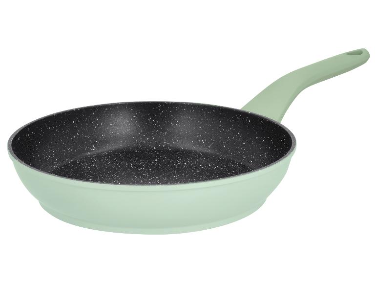 Poêle antiadhésive vert menthe avec intérieur noir moucheté