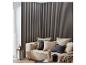 Salon avec canapé beige, mur à lattes gris foncé et bougies décoratives
