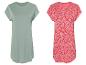 Deux t-shirts : un uni vert clair, un autre à fleurs rouges.