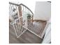 Barrière de sécurité blanche pour escalier en bois avec tapis gris.