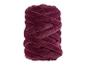 Rouleau de fil de velours bordeaux.