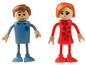 Deux poupées flexibles, un homme en chemise bleue et une femme en robe rouge.
