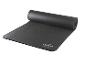 Un tapis de yoga noir de Crivit, roulé.