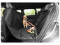 Un chien assis sur une housse de siège de voiture noire.