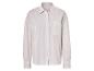 Une chemise à rayures à manches longues.