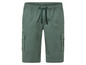 Short cargo vert avec cordon de serrage.