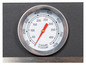 Un thermomètre rond avec une aiguille indiquant 375 degrés Celsius.