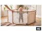 Parc pour bébé LUPILU® avec un bébé souriant à l'intérieur, soutenu par la main d'un adulte. [image générée par l'IA]