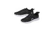 Une paire de chaussures de sport noires avec des semelles et des lacets blancs